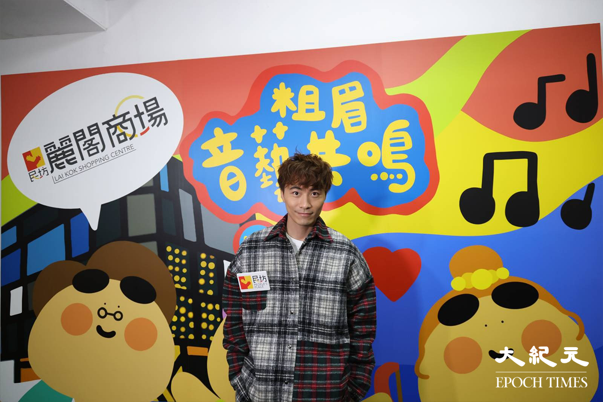 人氣唱作歌手黃劍文 (Kimman)，除了在現場busking與樂迷互動外，之後更與樂迷拍照，並為樂迷送上親手簽名的yes卡，令現場氣氛相當熱鬧。（李辰／大紀元）