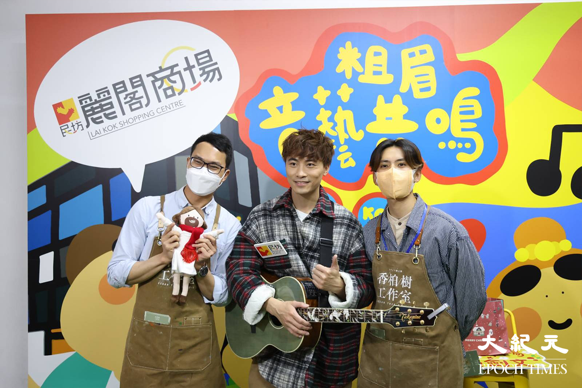人氣唱作歌手黃劍文 (Kimman)，除了在現場busking與樂迷互動外，之後更與樂迷拍照，並為樂迷送上親手簽名的yes卡，令現場氣氛相當熱鬧。（李辰／大紀元）