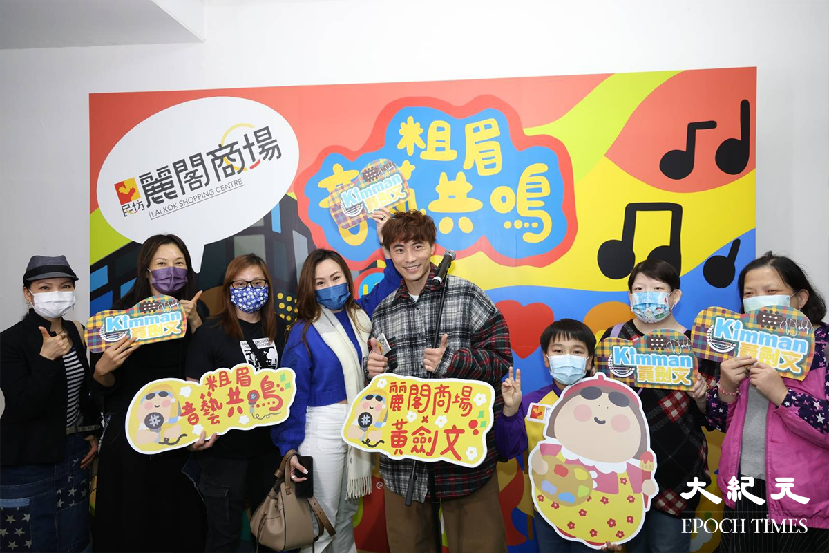 人氣唱作歌手黃劍文 (Kimman)，除了在現場busking與樂迷互動外，之後更與樂迷拍照，並為樂迷送上親手簽名的yes卡，令現場氣氛相當熱鬧。（李辰／大紀元）