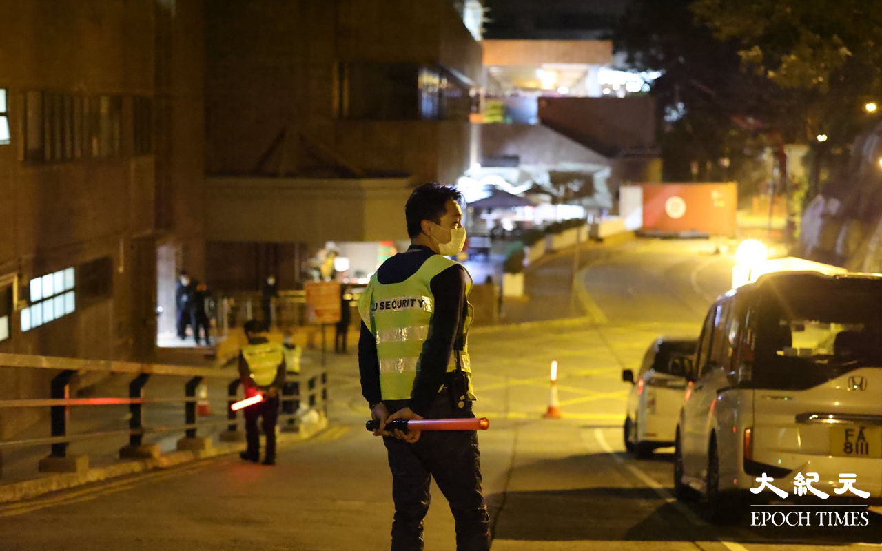 凌晨，香港大學內，各處合共約有30名保安駐守。本報記者亦從山上拍攝得到，校內被大量黃色水馬圍封。（大紀元突發組）