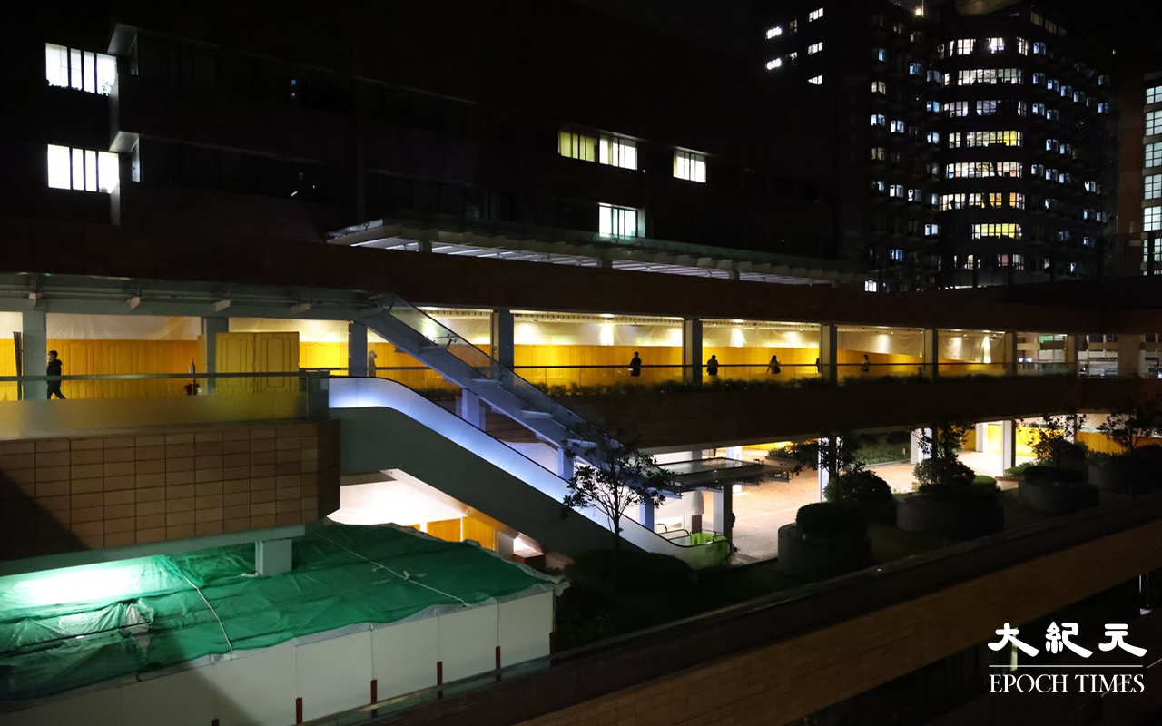 凌晨，香港大學內，各處合共約有30名保安駐守。本報記者亦從山上拍攝得到，校內被大量黃色水馬圍封。（大紀元突發組）