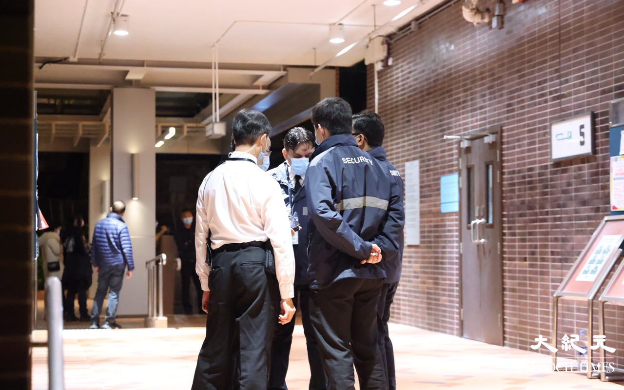 凌晨，香港大學內有大批保安嚴密戒備。（大紀元突發組）