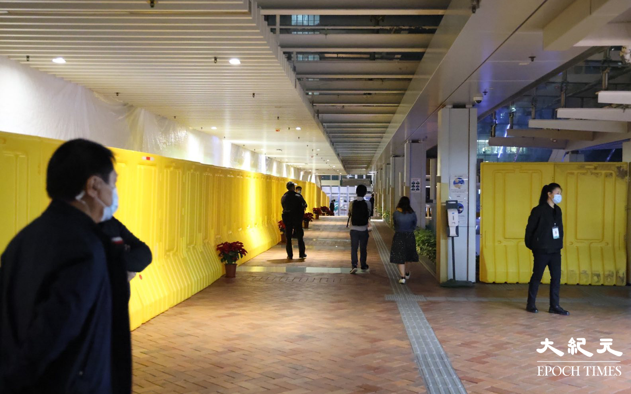 凌晨，香港大學內有大批保安嚴密戒備。（大紀元突發組）