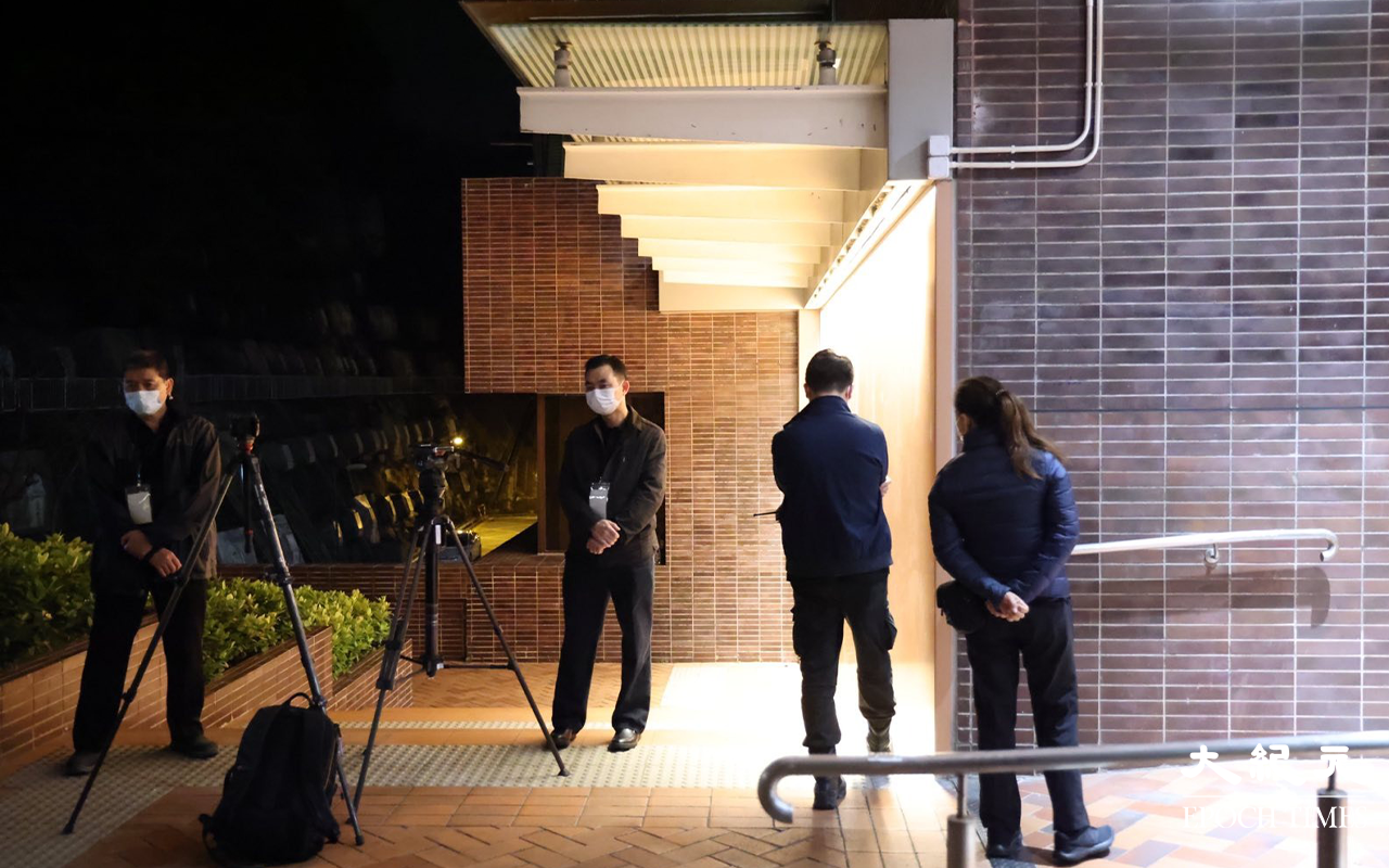凌晨，香港大學內有大批保安嚴密戒備。（大紀元突發組）