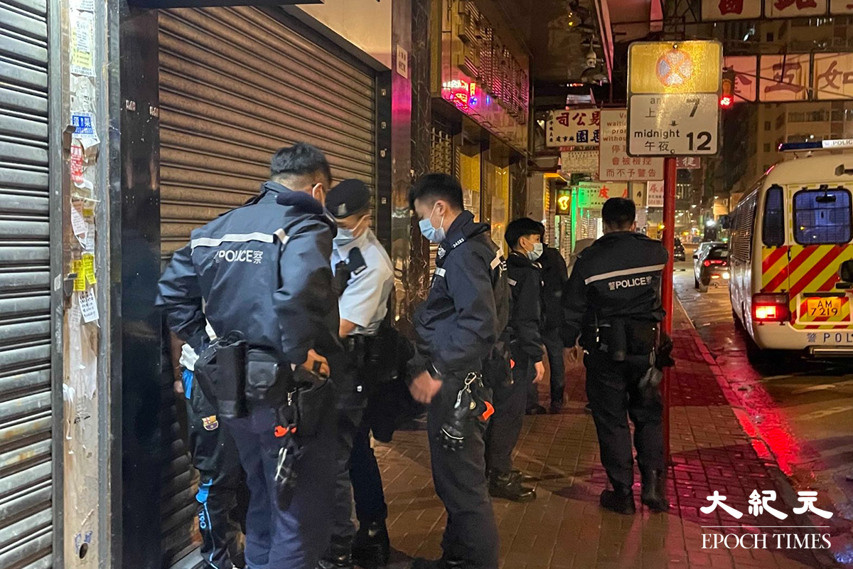 一名年約40歲的男子，被警方在其身上搜出少量懷疑海洛英，在場警員隨即將其鎖上手銬，並帶返旺角警署通宵扣查。（卓相如／大紀元）