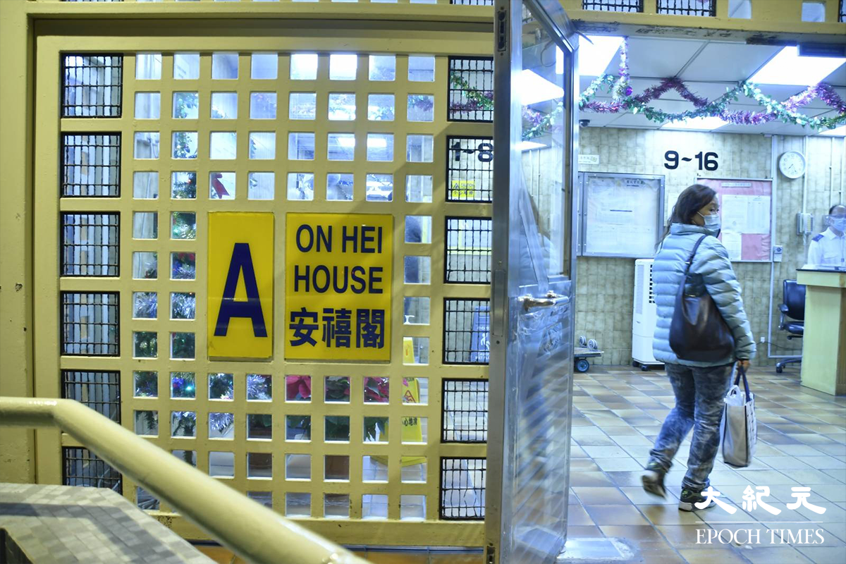 屯門兆禧苑安禧閣晚上7時30分圍封強檢。（麥碧／大紀元）