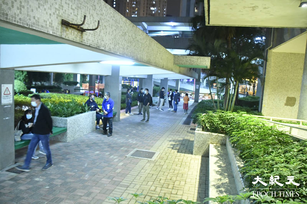 屯門兆禧苑安禧閣晚上7時30分圍封強檢。（麥碧／大紀元）