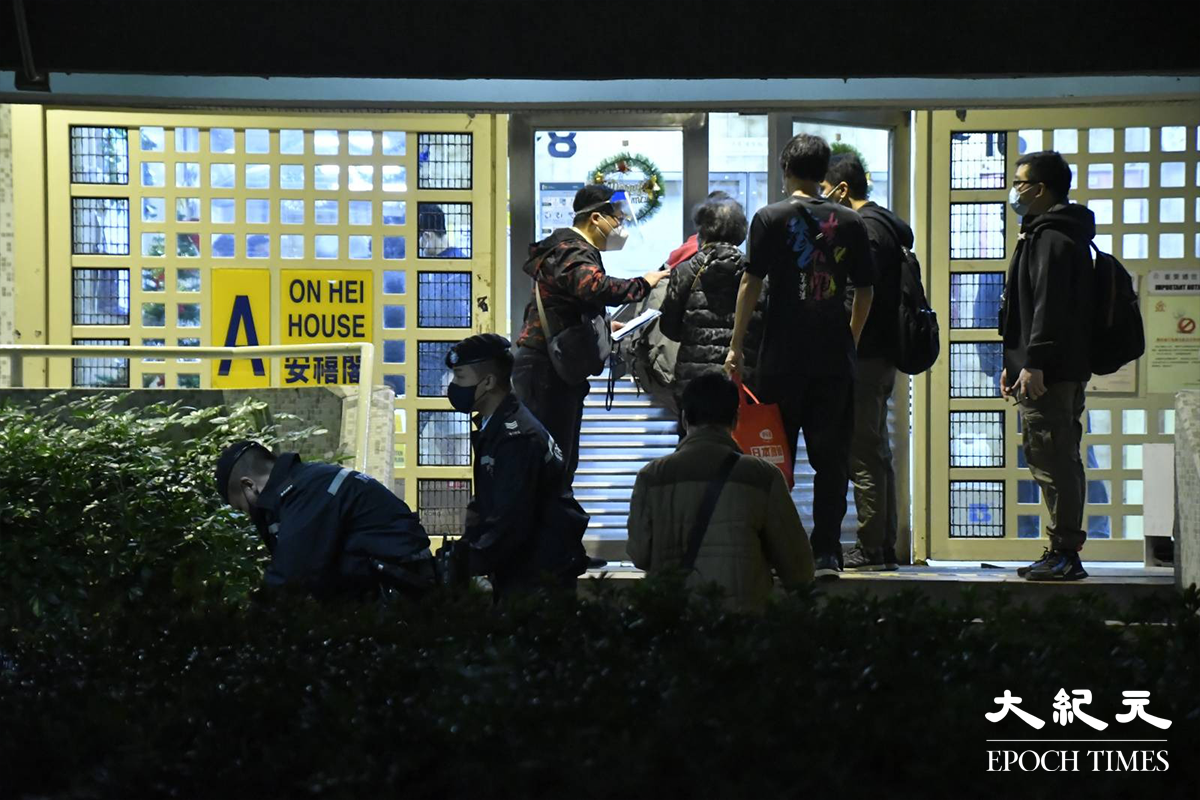 傍晚7時50分，數十名民政事務處職員已經在安禧閣外準備。（麥碧／大紀元）