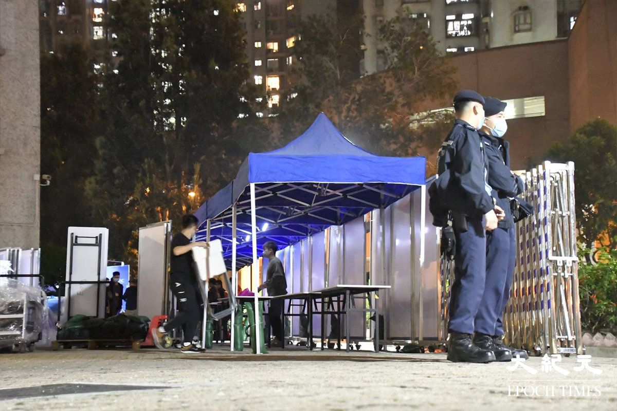 晚上7時30分開始，警方身後的安禧閣，正式被圍封為受限區域。（麥碧／大紀元）
