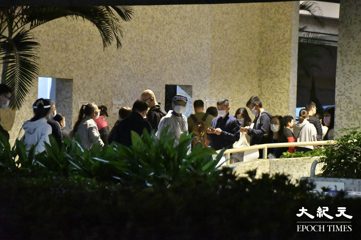 晚上9時，從安禧閣住所到地下臨時檢測站，接受強檢的居民開始增多，現場出現排隊等候登記強健的人龍。（麥碧／大紀元）