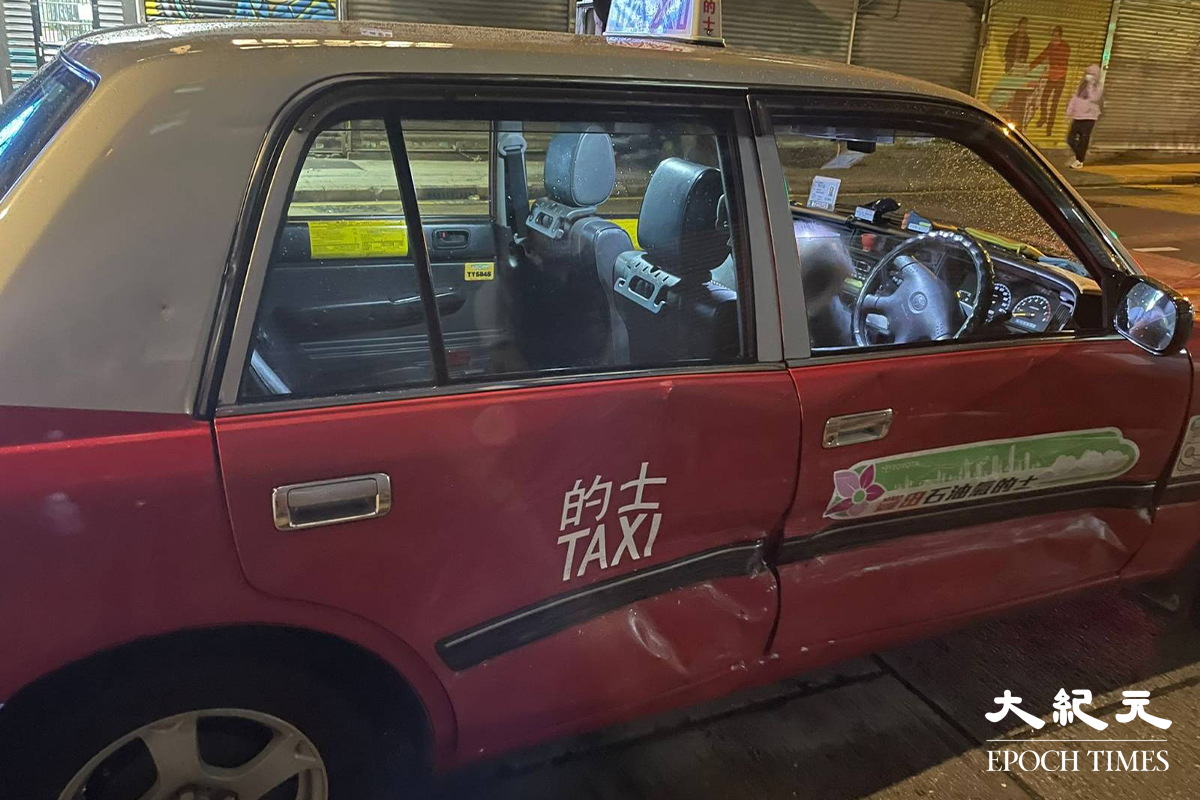 涉事的士的車身，被撞至凹陷，車門亦無法開啟。（卓相如／大紀元）
