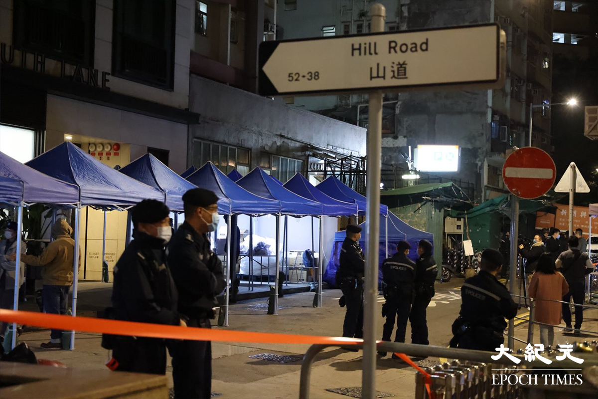 晚上11時30分，有不少南里1號的居民，冒著寒風到地下臨時檢測站接受強制檢測。（李辰／大紀元）