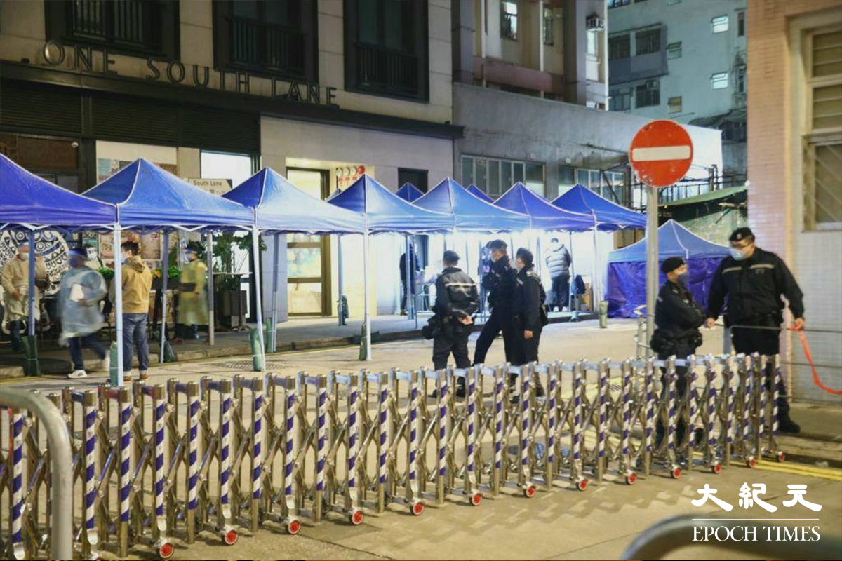 凌晨零時約20分，大部分居民冒著寒風接受強檢後，紛紛趕回家中。民政事務總署署長謝小華，亦曾到場現場逗留短暫視察。（胡凱欣／大紀元）