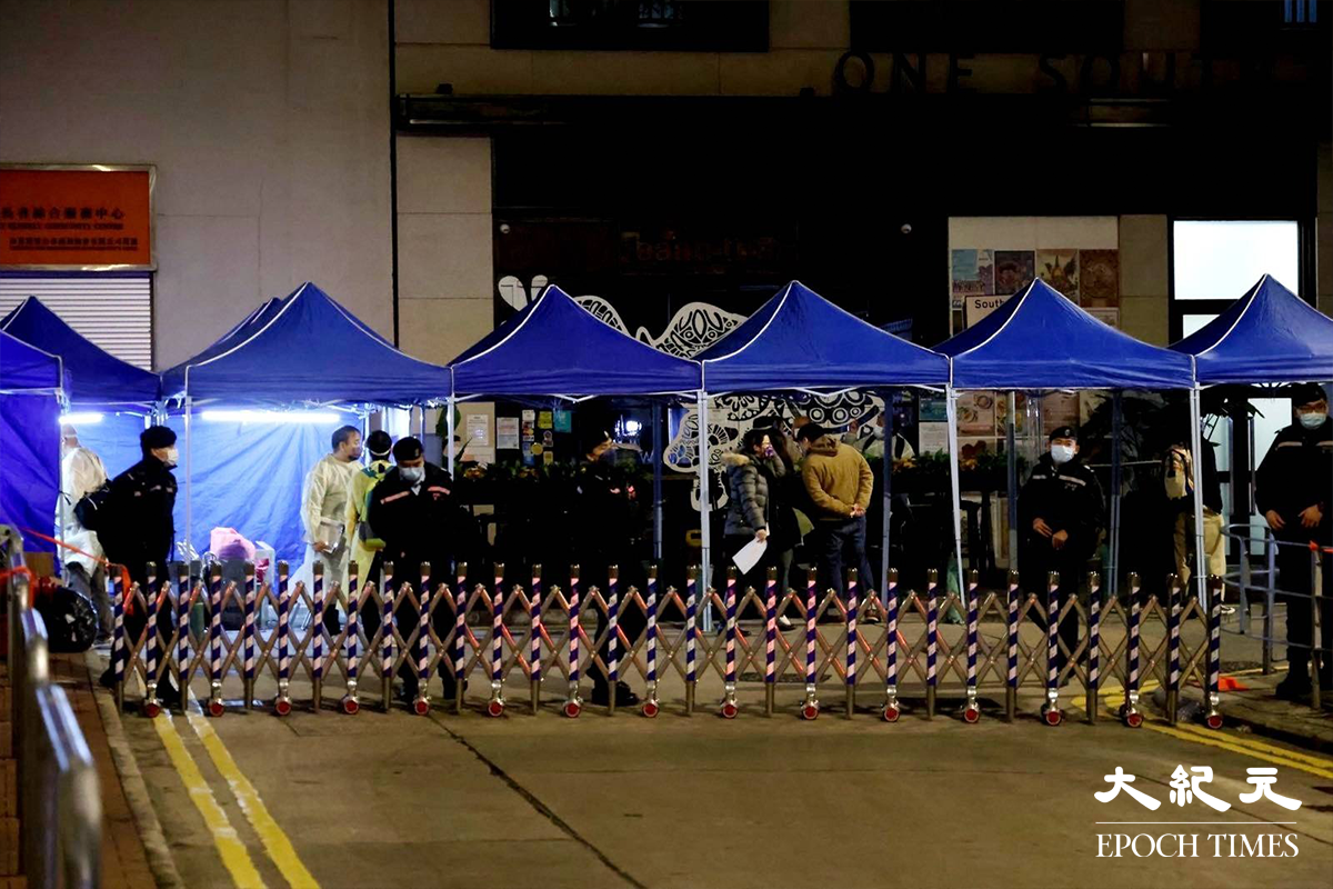 凌晨零時25分，帳篷內外只剩下工作人員和警察。（李辰／大紀元）