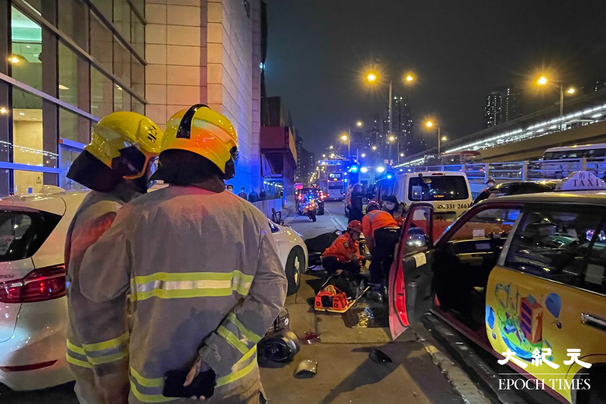 救護員接報到場後，隨即以頸箍為意外中報稱頸部受傷的電單車司機固定頭部，及後再以擔架將傷者抬上救護車，送徃聯合醫院救治。（卓相如／大紀元）