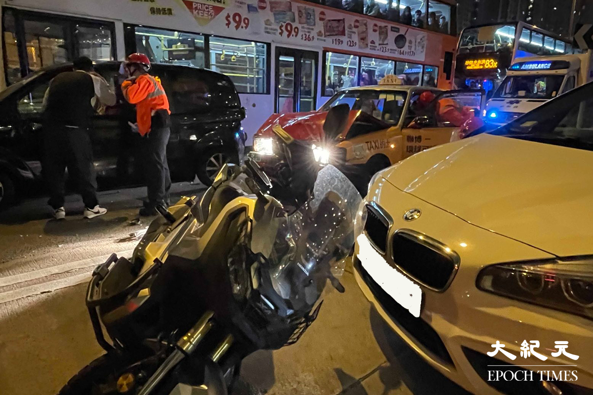 意外中，被涉事的士左邊車頭撞到的電單車。（卓相如／大紀元）