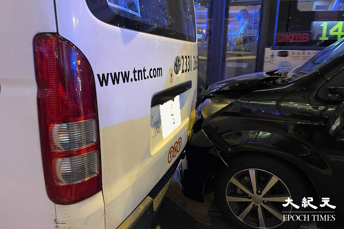 黑色7人車於意外中撞向前方客貨車尾部。（卓相如／大紀元）