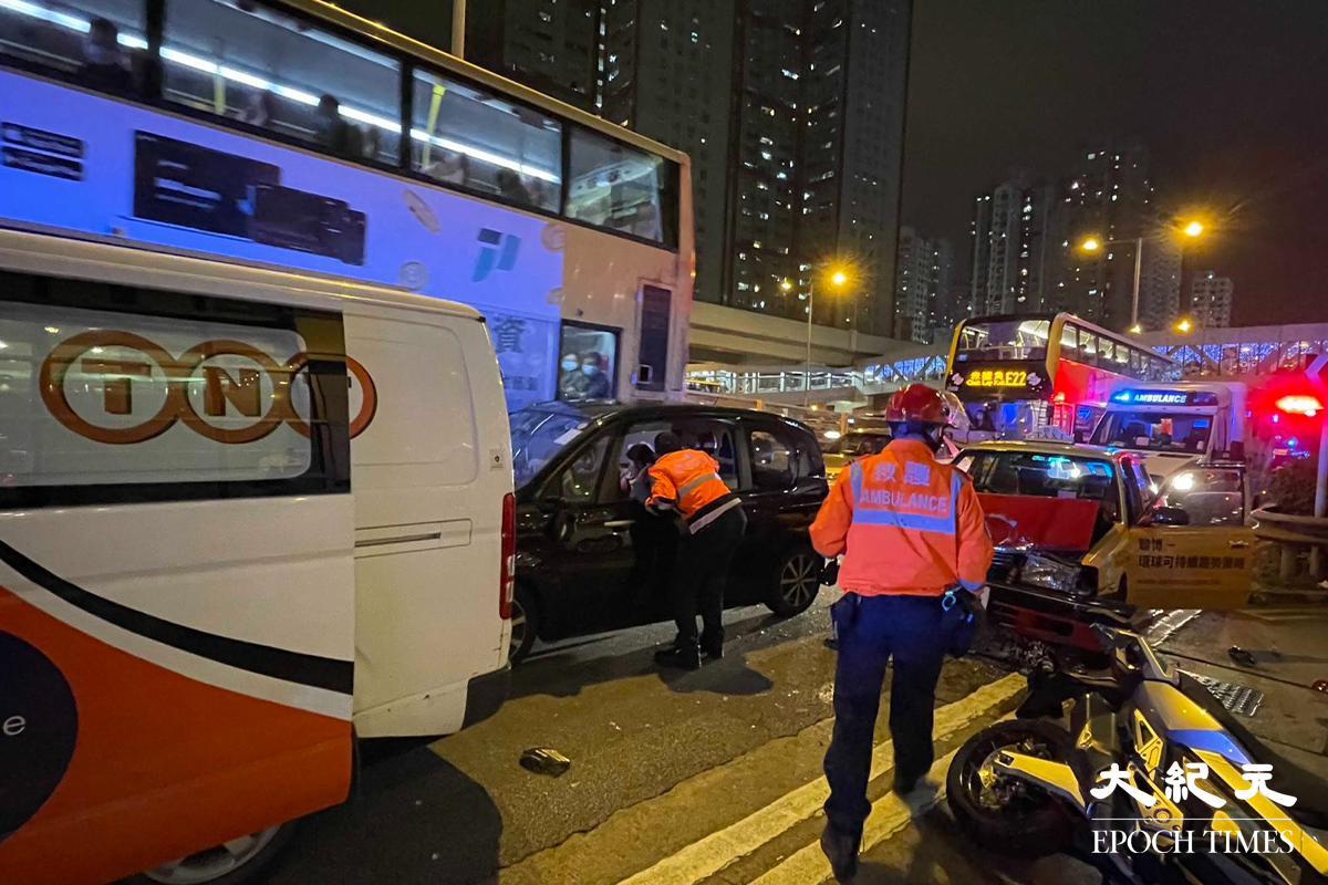 昨日(28日)傍晚約6時30分，觀塘道創紀之城三期對開發生4車交通意外，事後警員在場調查意外起因。（卓相如／大紀元）
