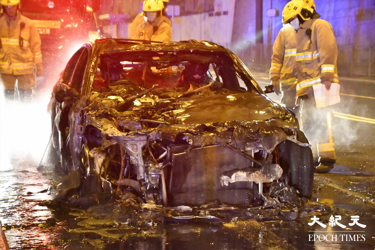 消防員將火救熄後，正調查涉事寶馬5系私家車起火原因。（麥碧／大紀元）