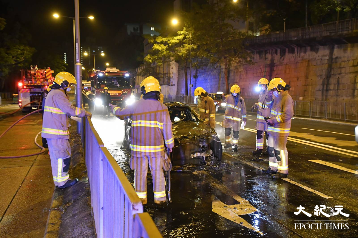 多名消防員在場調查涉事私家車起火原因。（麥碧／大紀元）