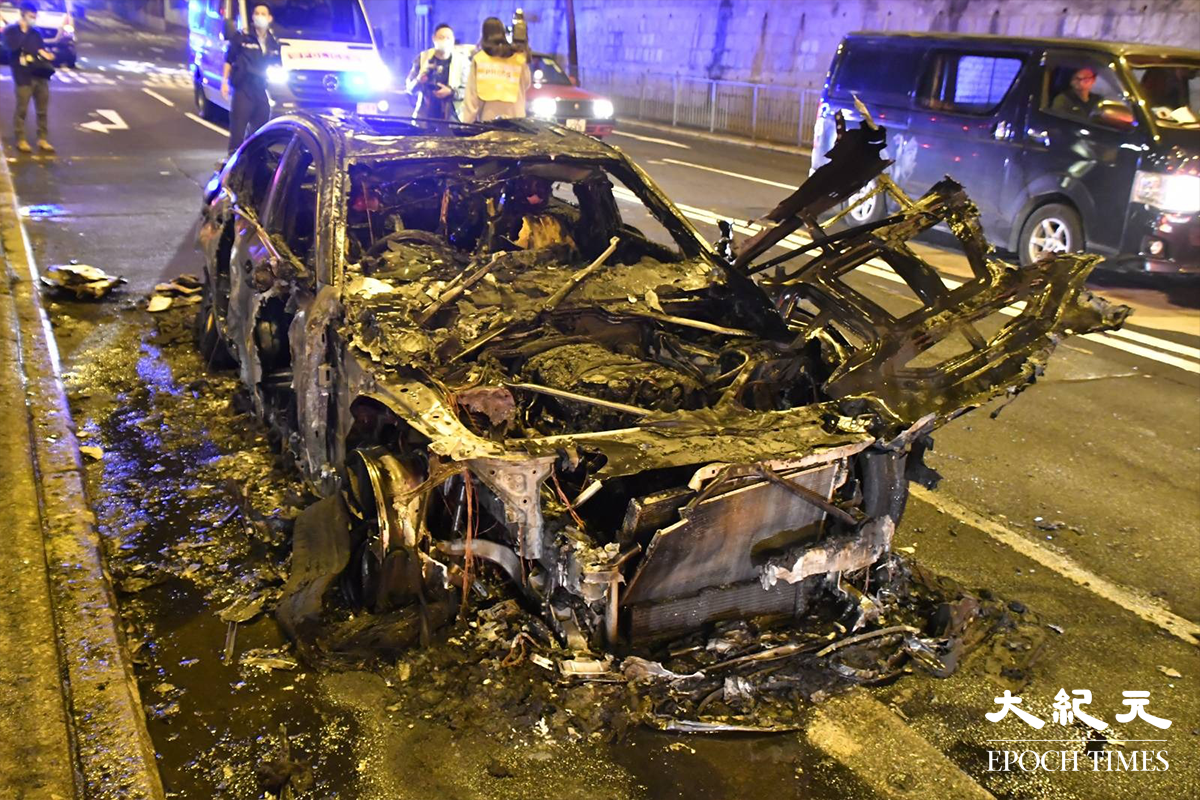 於大埔道近「美荷樓」對開自燃起火的寶馬5系私家車，火警後已燒成廢鐵。（麥碧／大紀元）