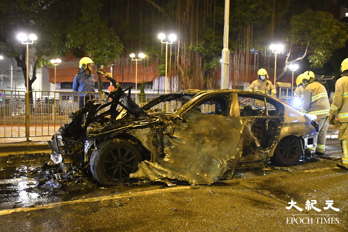 於大埔道近「美荷樓」對開自燃起火的寶馬5系私家車，火警後已燒成廢鐵。（麥碧／大紀元）