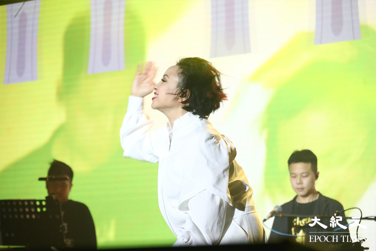 整晚表演中，多才多藝的蝦頭自彈自唱、又唱又跳，期間又不時與在場觀眾互動，令氣氛相當熾熱。（胡凱欣／大紀元）