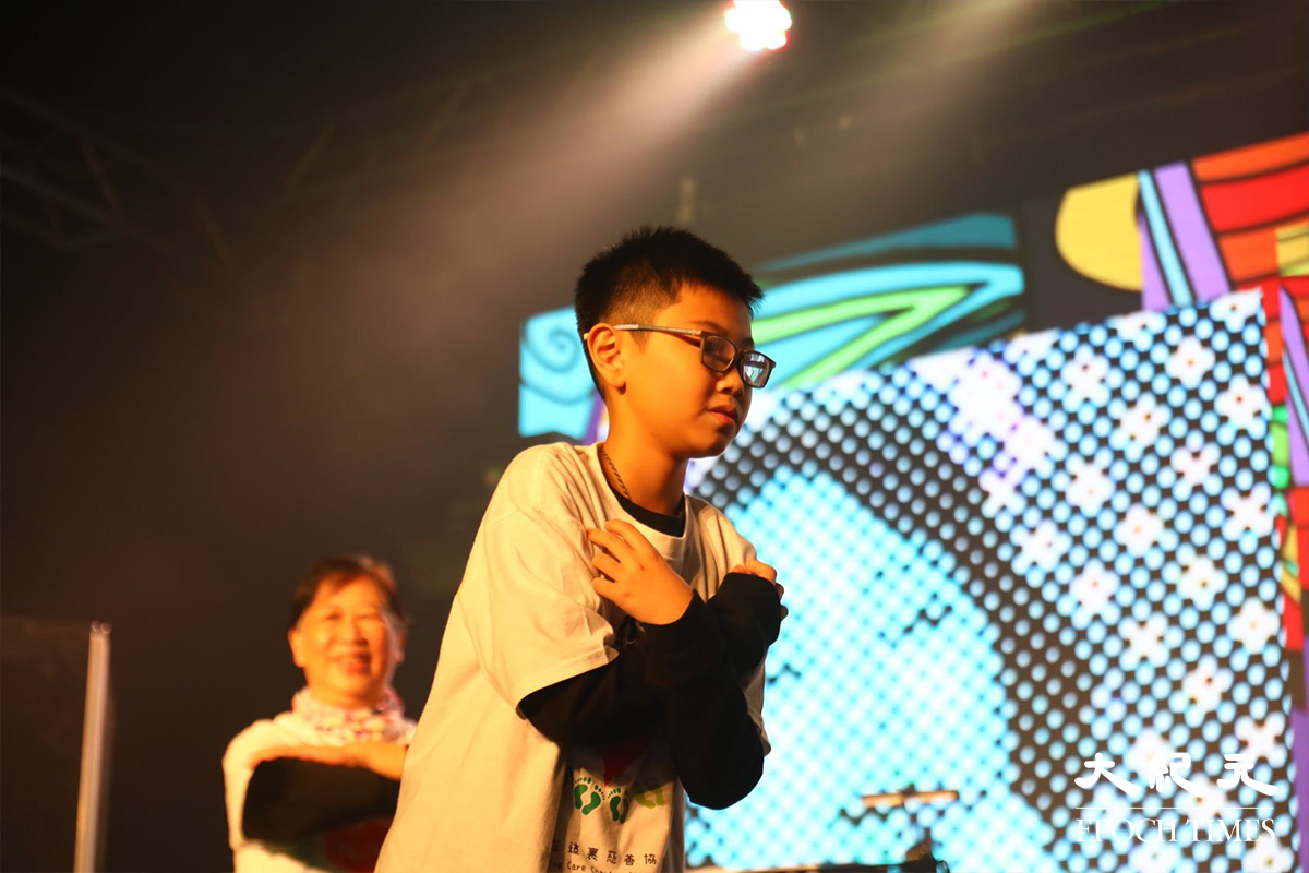 《ReBrithDay 蝦頭慈善音樂劇場》受惠機構，派出4名成員，與蝦頭在台上表演，場面相當感人。（胡凱欣／大紀元）