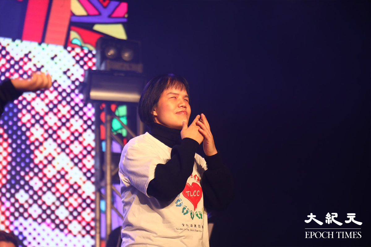 《ReBrithDay 蝦頭慈善音樂劇場》受惠機構，派出4名成員，與蝦頭在台上表演，場面相當感人。（胡凱欣／大紀元）
