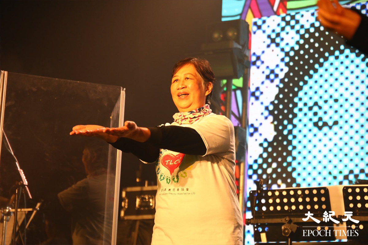 《ReBrithDay 蝦頭慈善音樂劇場》受惠機構，派出4名成員，與蝦頭在台上表演，場面相當感人。（胡凱欣／大紀元）