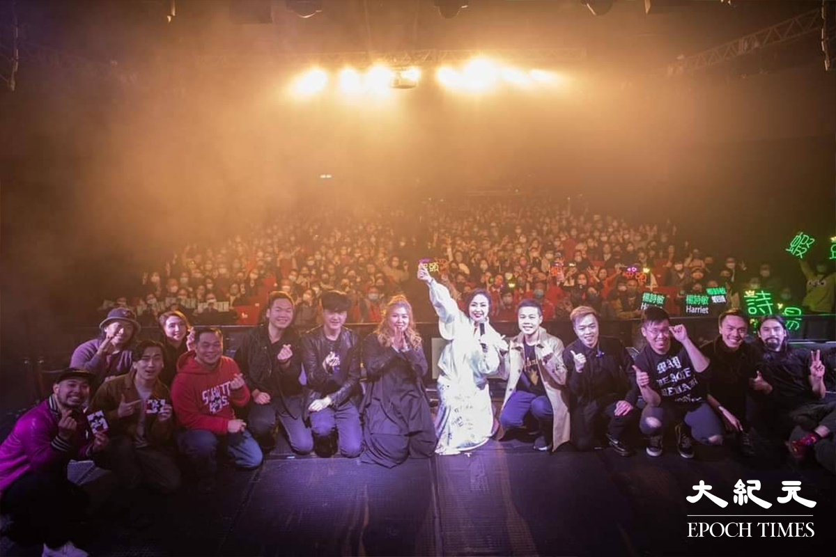 整晚演出完結後，壽星女蝦頭與台前幕後和現場觀眾大合照。蝦頭並於個人facebook表示，「今年生日 畢生難忘 多謝你哋每一個 love you all💕」 相片來源：Hatou 蝦頭 楊詩敏(Facebook 專頁)