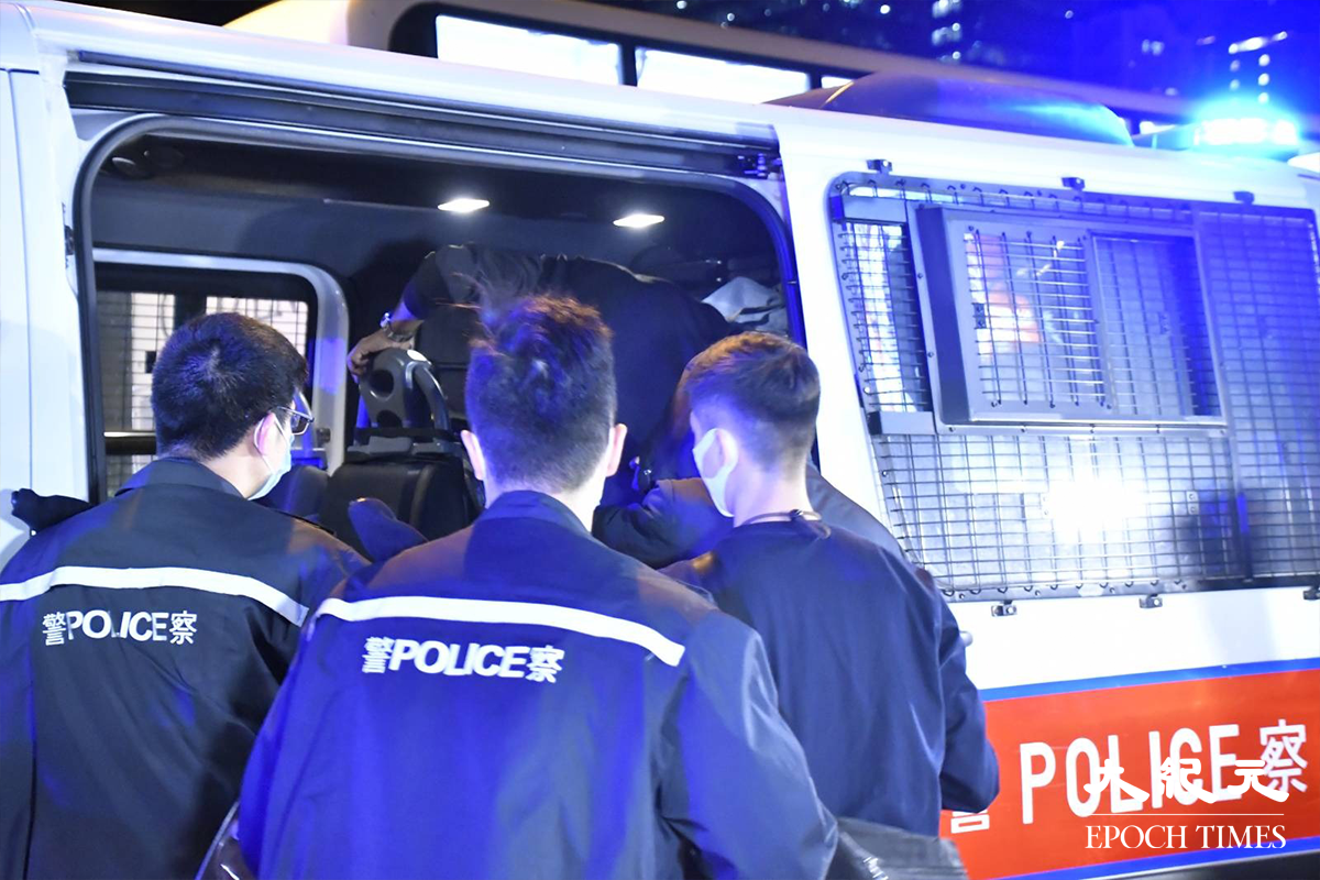 今日(3日)凌晨零時15分，警方拘捕兩名疑似南亞裔人士，押上警車帶返旺角警署。（麥碧／大紀元）