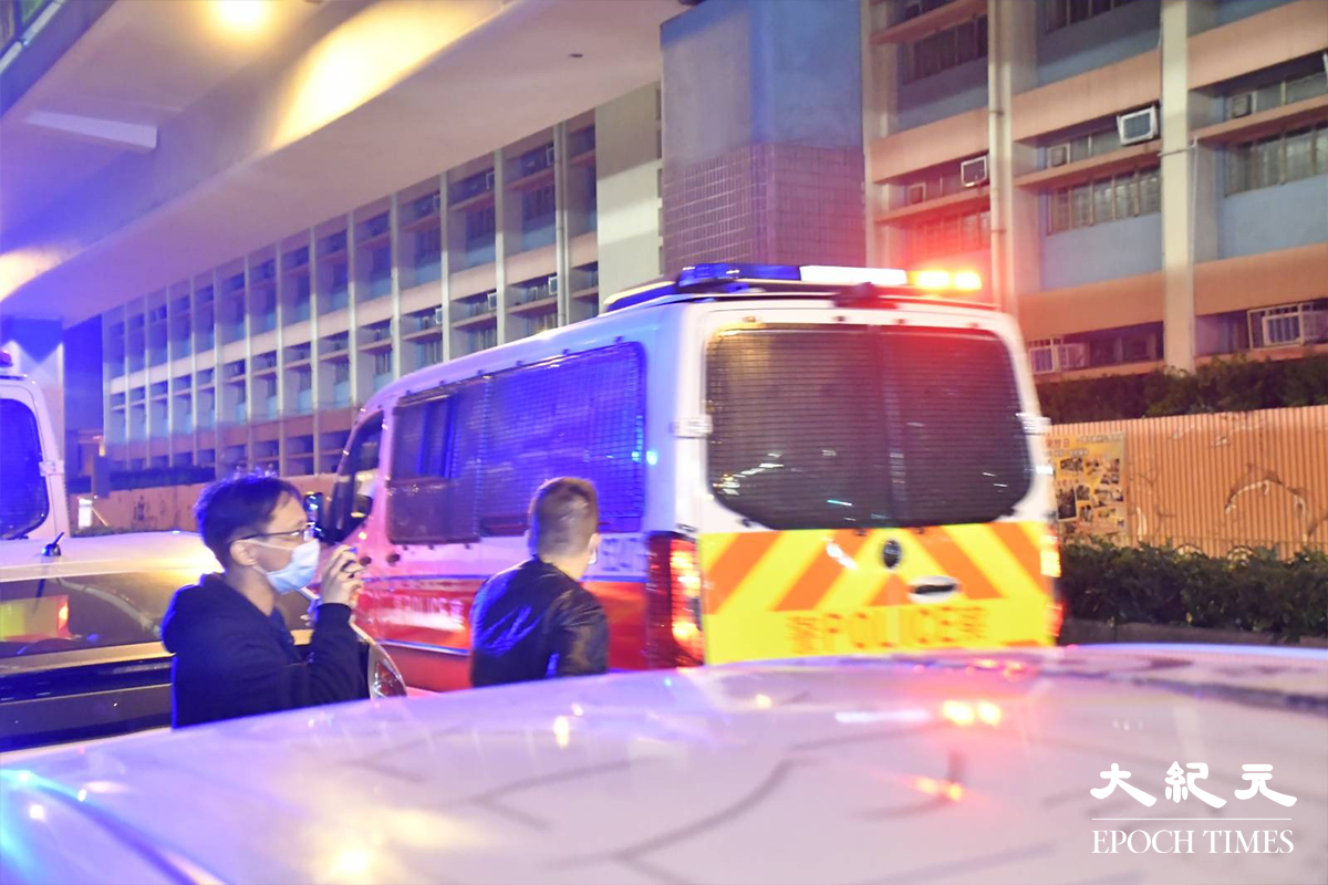 今日(3日)凌晨零時15分，警方拘捕兩名疑似南亞裔人士，押上警車帶返旺角警署。（麥碧／大紀元）