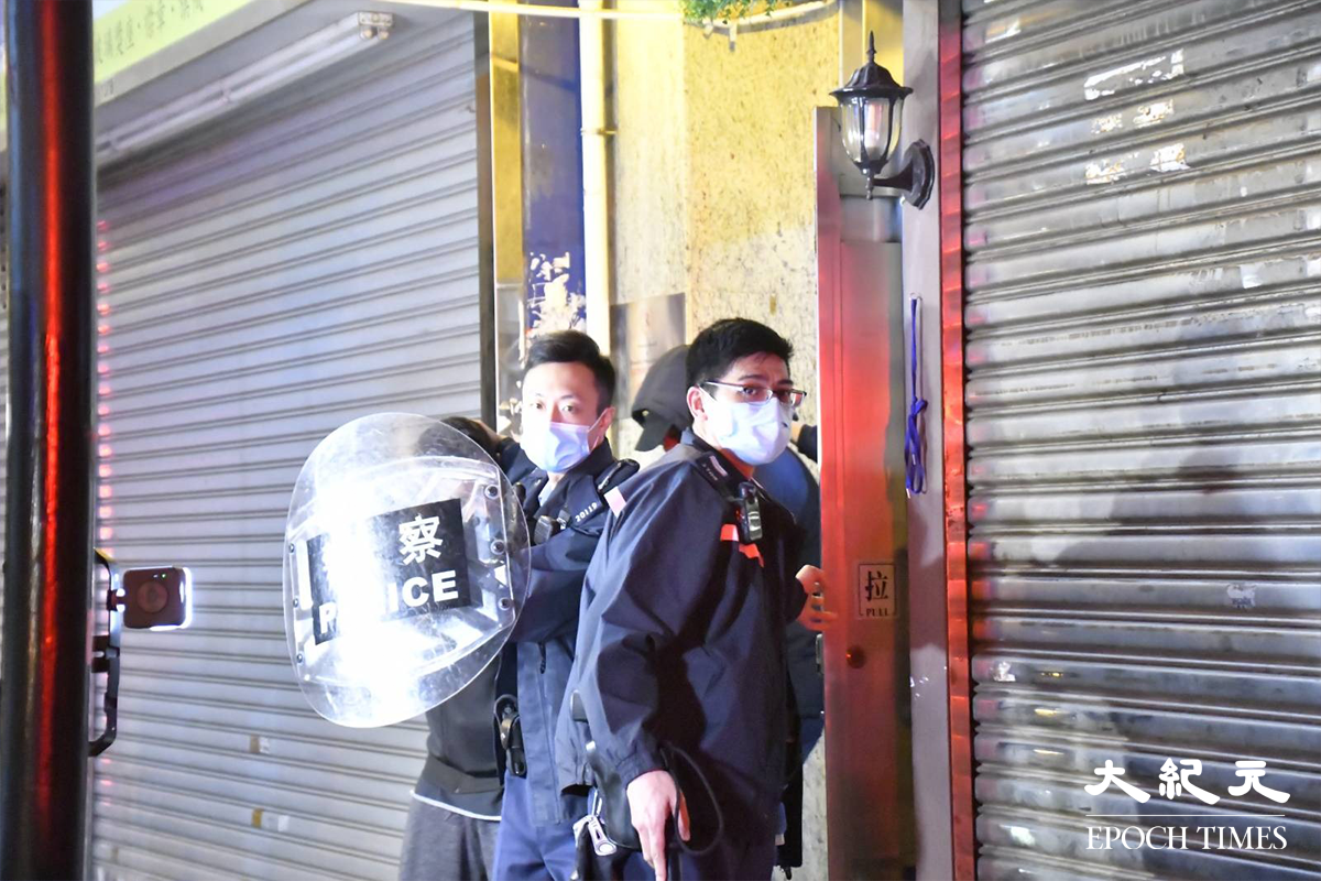 今日(3日)凌晨零時15分，警方拘捕兩名疑似南亞裔人士，押上警車帶返旺角警署。（麥碧／大紀元）