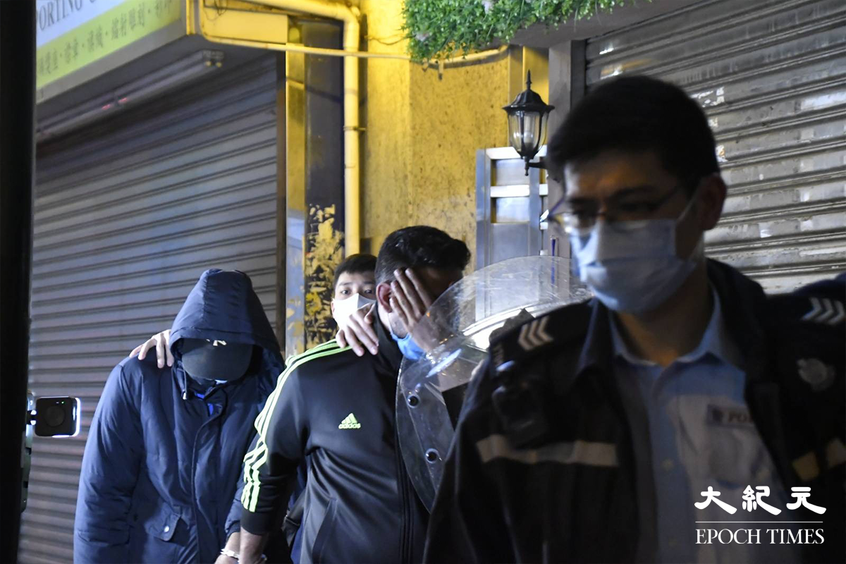 今日(3日)凌晨零時15分，警方拘捕兩名疑似南亞裔人士，押上警車帶返旺角警署。（麥碧／大紀元）