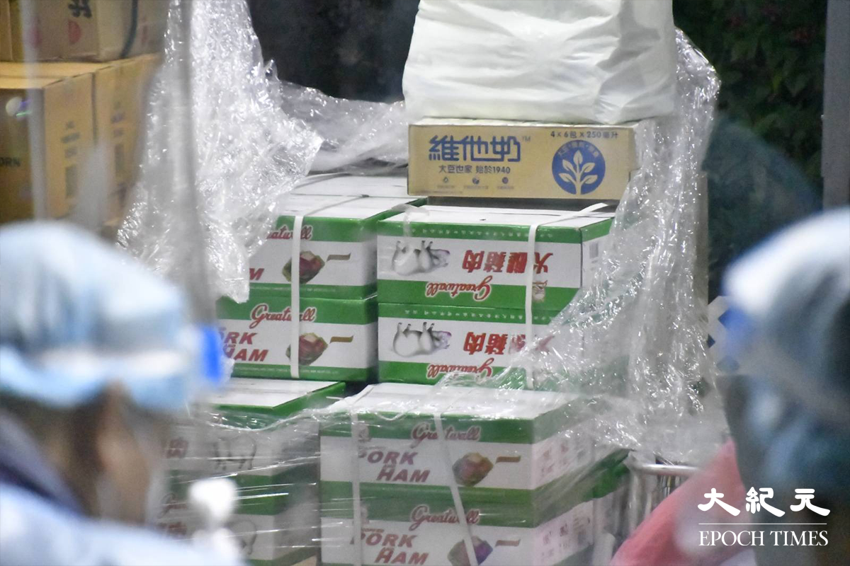 稍後分發給翠寧花園完成檢測居民的物資。（麥碧／大紀元）