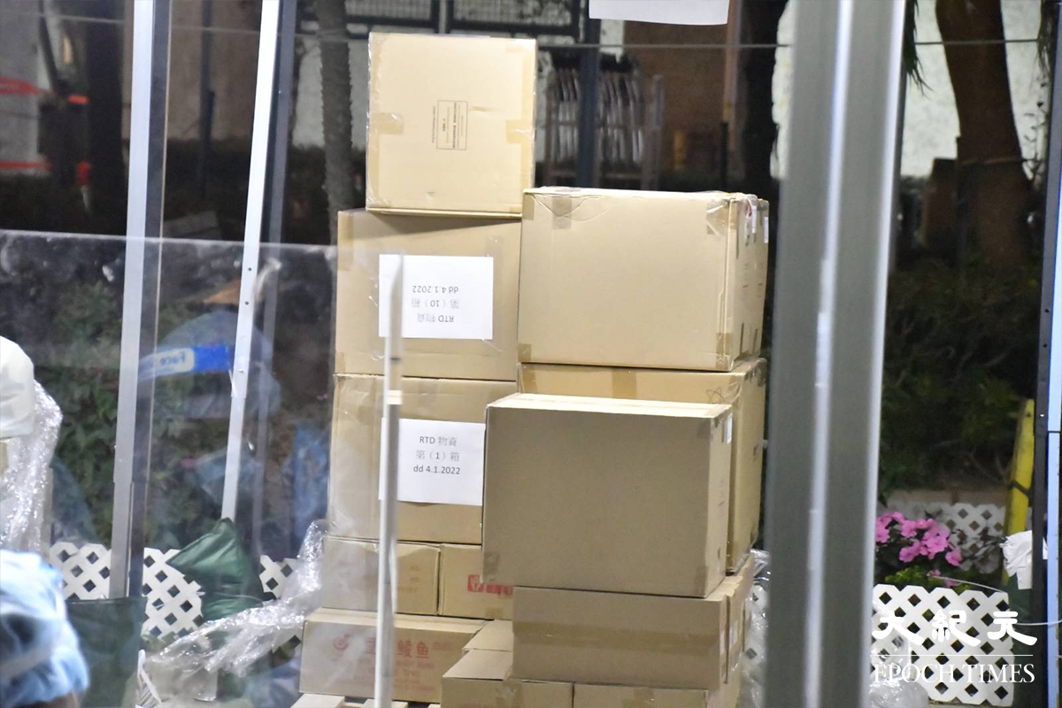 稍後分發給翠寧花園完成檢測居民的物資。（麥碧／大紀元）