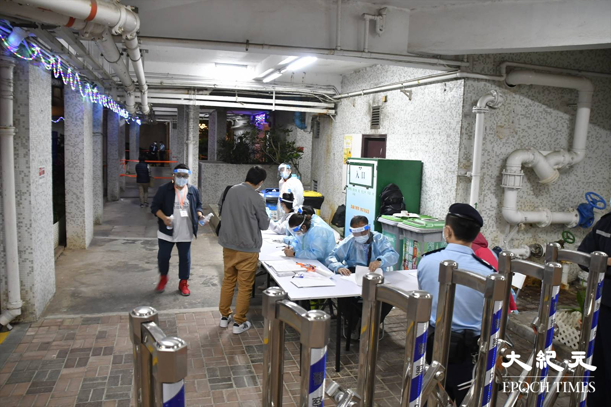 翠寧花園第2座外設置臨時登記站，並有兩名機動部隊成員駐守。（麥碧／大紀元）