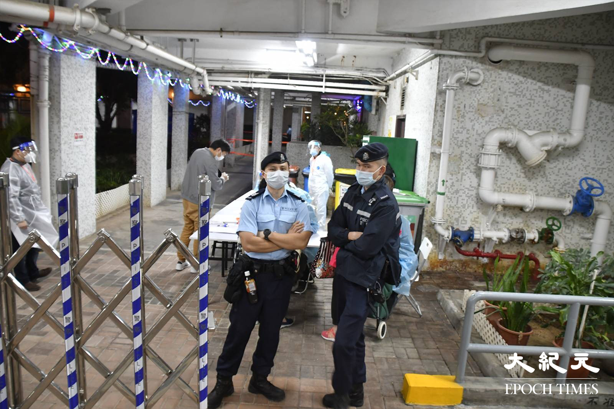 翠寧花園第2座外設置臨時登記站，並有兩名機動部隊成員駐守。（麥碧／大紀元）