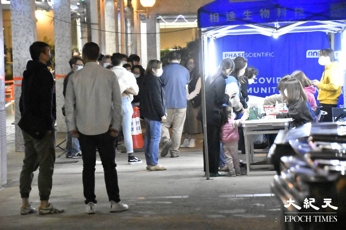 屯門翠寧花園第2座居民，排隊登記接受強制檢測。（麥碧／大紀元）