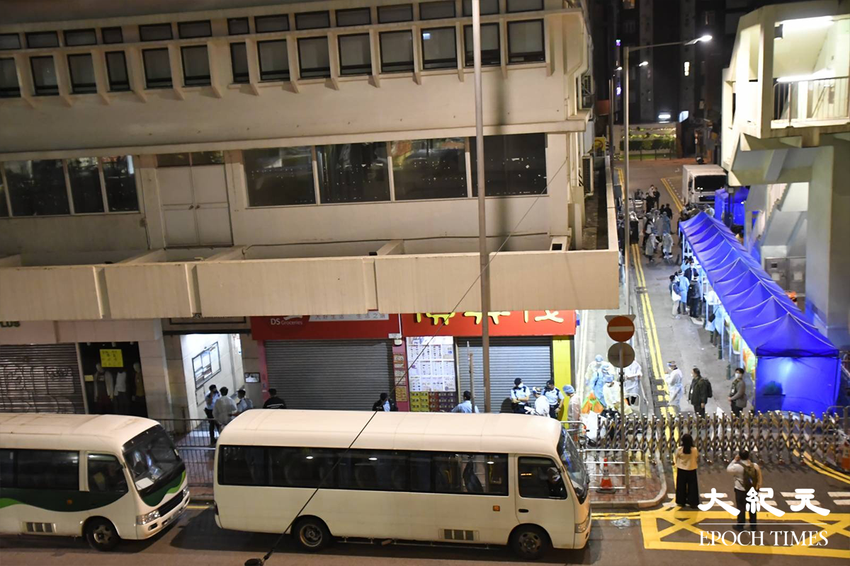 政府於晚上10時30分刊憲，將高士威道16至22號高威樓圍封強檢。（麥碧／大紀元）