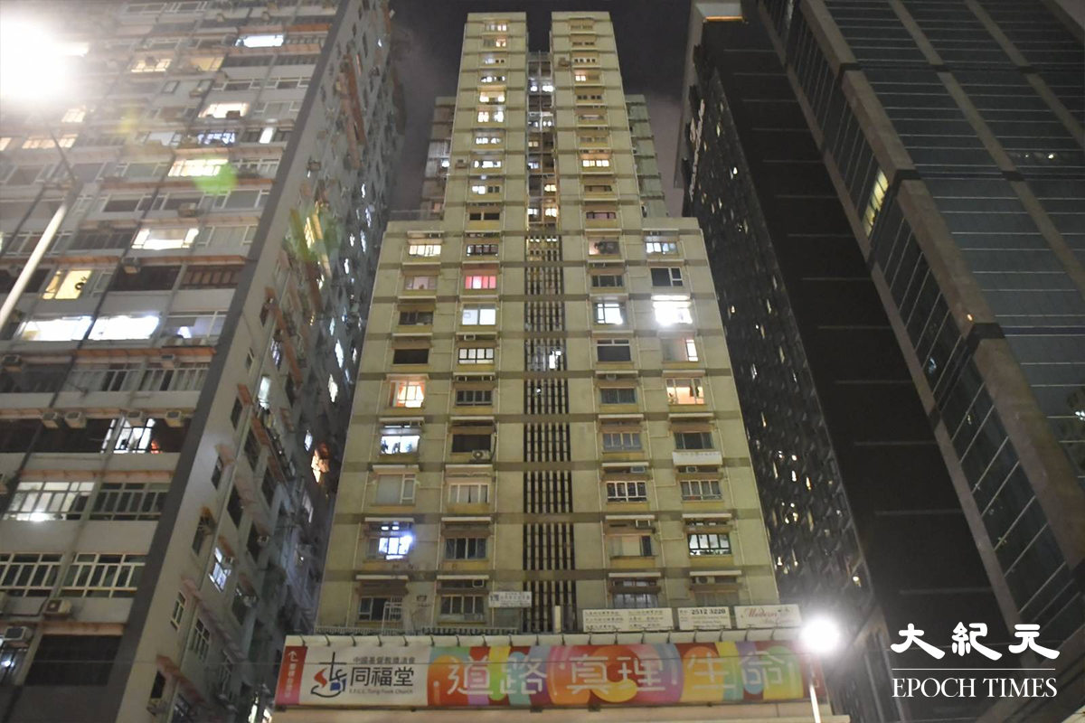 政府於晚上10時30分刊憲，將高士威道16至22號高威樓圍封強檢。（麥碧／大紀元）