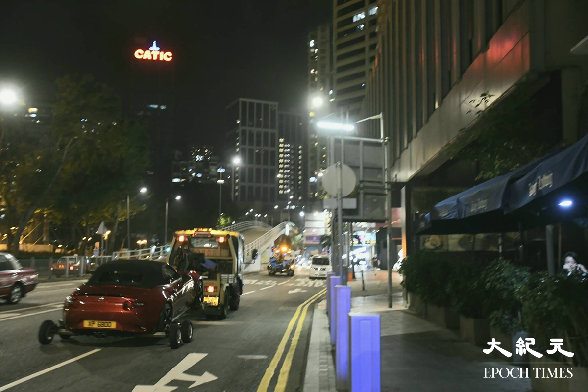 政府於晚上11時07分刊憲後，警方隨即將加寧街與京士頓街一帶道路圍封，拖車奉召到場將一輛停泊於加寧街的私家車拖走。（麥碧／大紀元）
