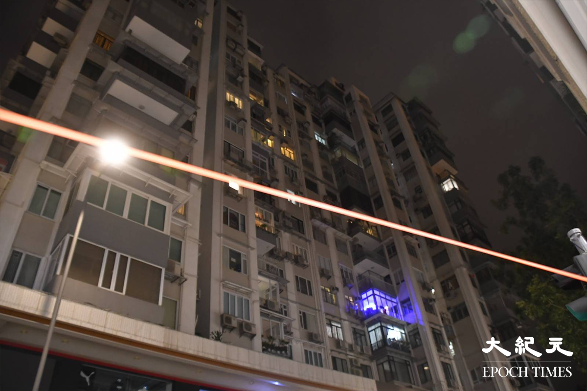 政府於晚上11時07分刊憲，圍封京士頓街11號東寧大廈，處所內所有居民必須接受強制檢測。（麥碧／大紀元）