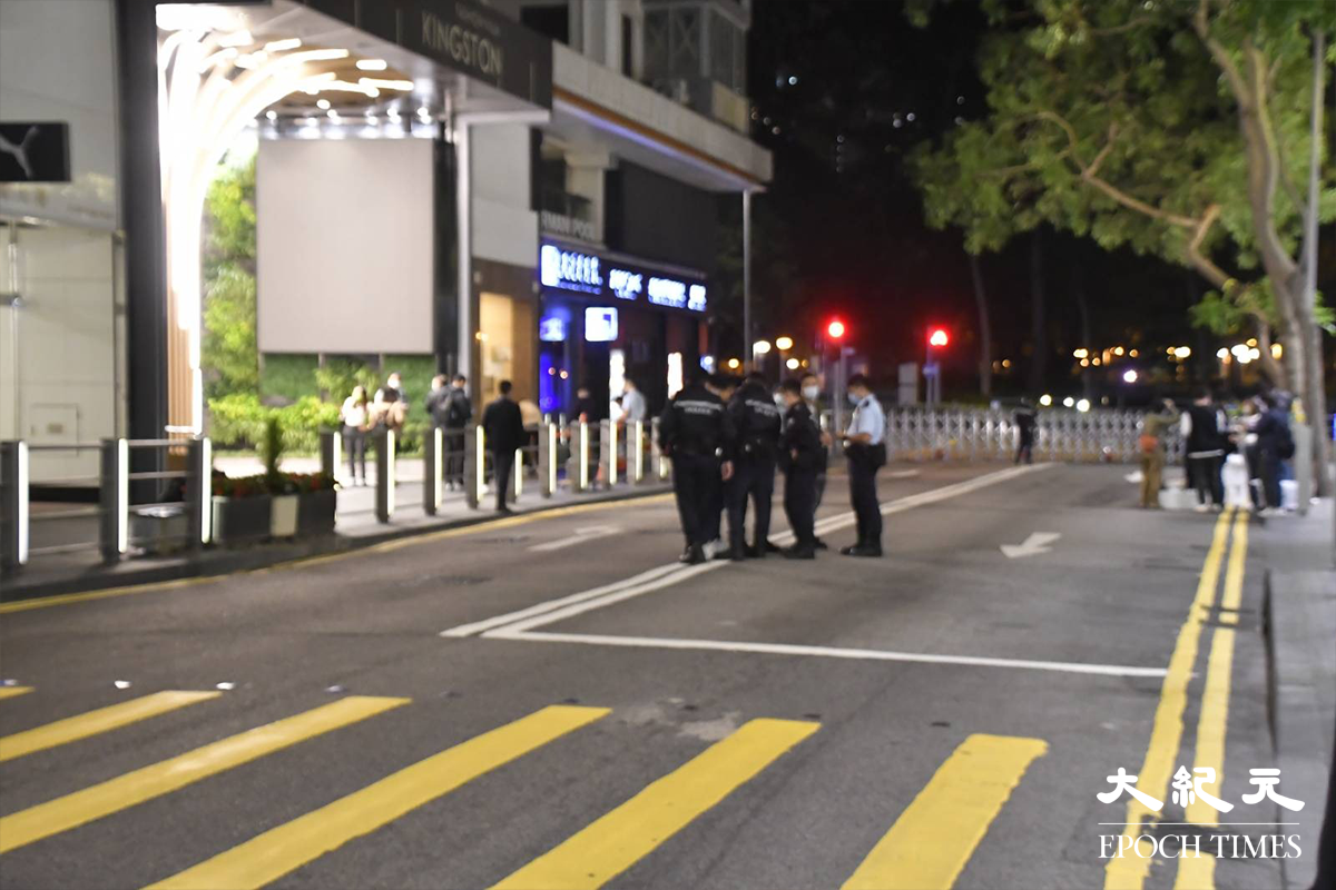 警方搬鐵馬圍封附近一帶道路。（麥碧／大紀元）