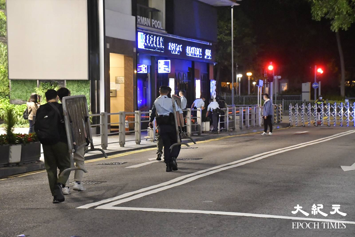 警方搬鐵馬圍封附近一帶道路。（麥碧／大紀元）