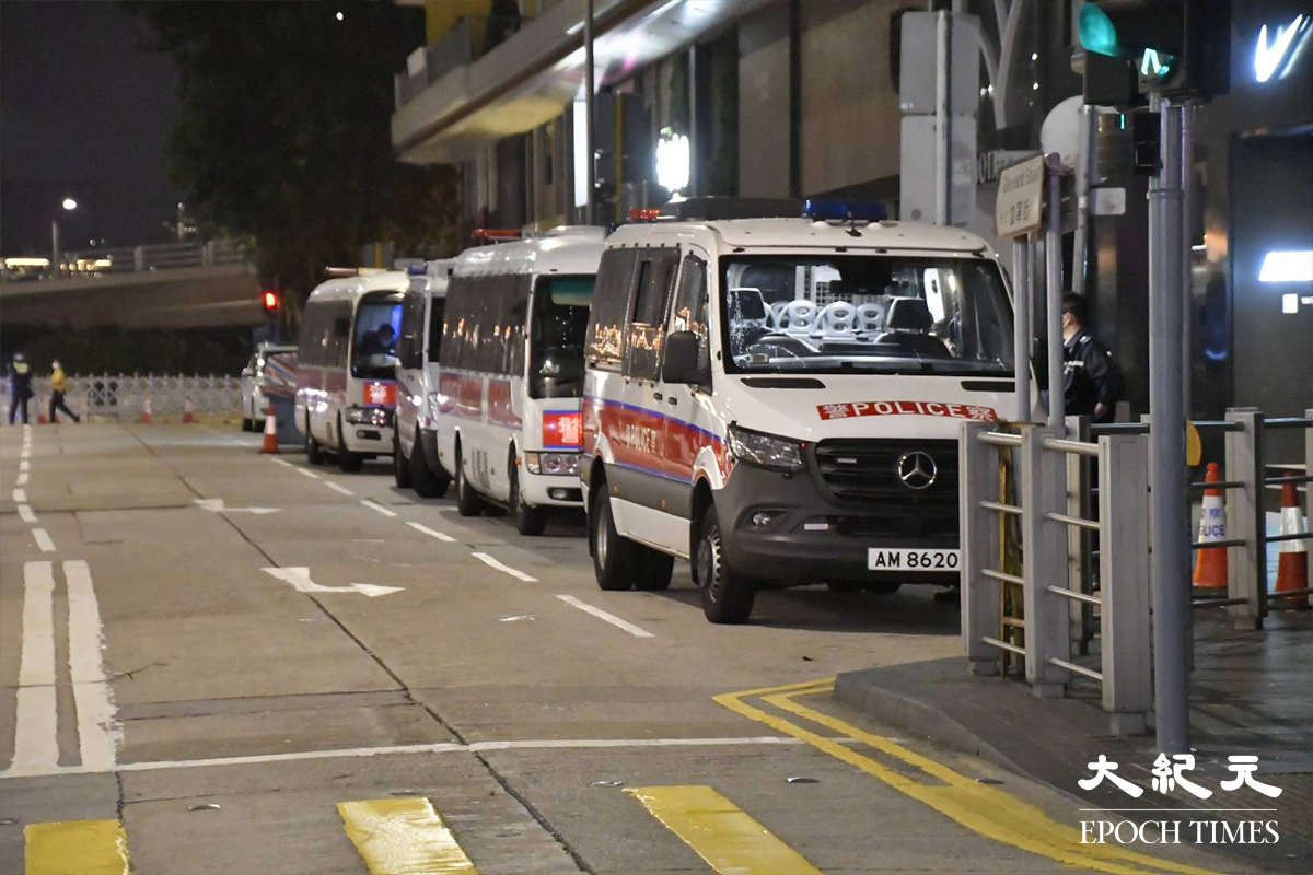 政府於晚上11時07分刊憲後，大批警車停泊在加寧街。（麥碧／大紀元）