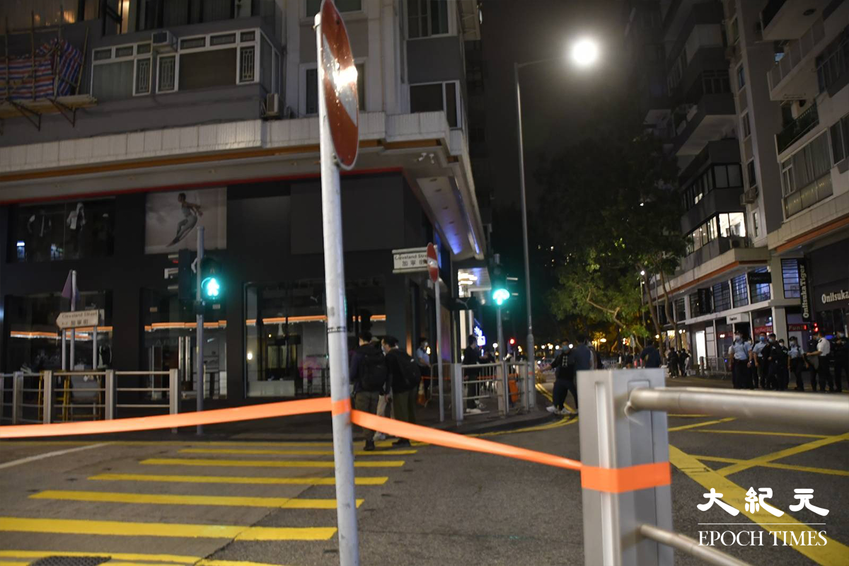 政府於晚上11時07分刊憲後，警方隨即將加寧街與京士頓街一帶道路圍封。（麥碧／大紀元）