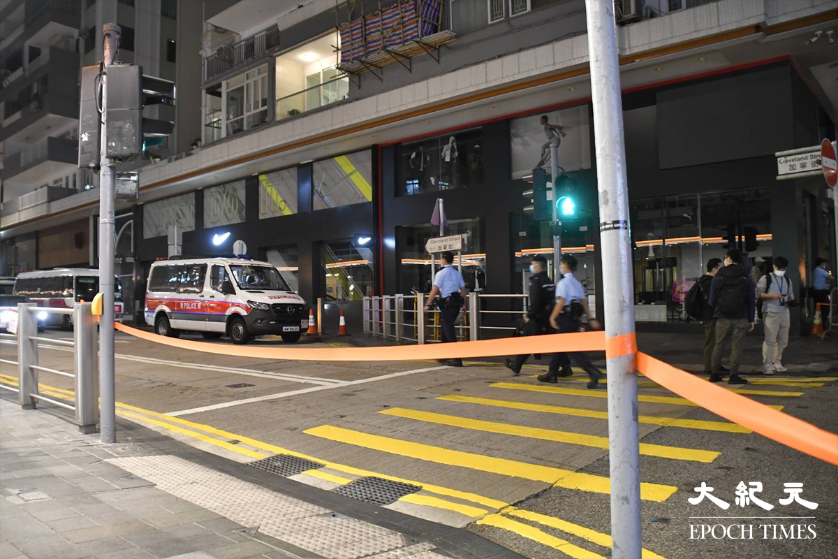 政府於晚上11時07分刊憲後，警方隨即將加寧街與京士頓街一帶道路圍封。（麥碧／大紀元）