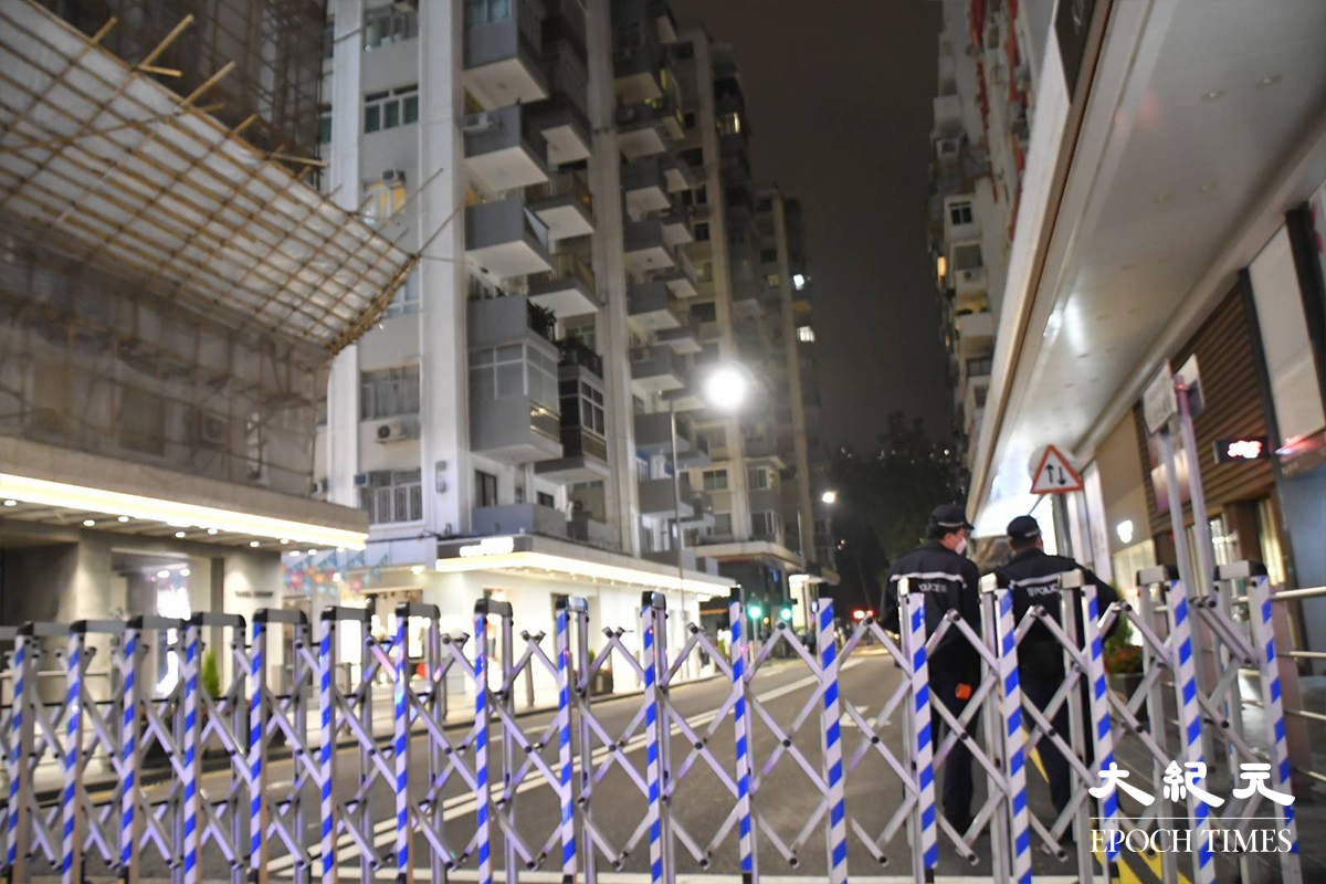 政府於晚上11時07分刊憲後，警方隨即將加寧街與京士頓街一帶道路圍封。（麥碧／大紀元）